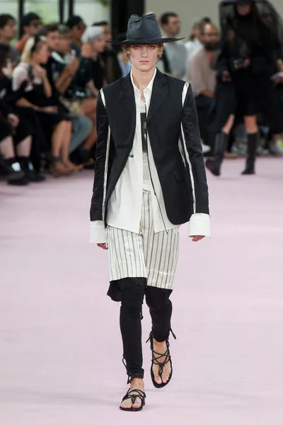 Look 15